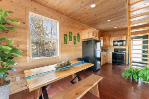 Η κουζίνα ή μικρή κουζίνα στο Cabin in the Sky with an outdoor kitchen +42 φωτογραφίες
