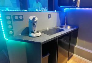 a pretend kitchen with a blender on a counter at Balneo Face mer Berck in Berck-sur-Mer