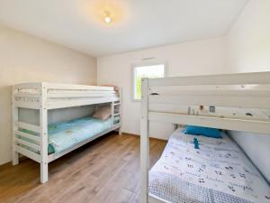 Ένα ή περισσότερα κρεβάτια σε δωμάτιο στο Charmant Gîte - Jardin, Billard & Pétanque