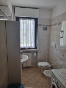 ein Badezimmer mit Toilette und Waschbecken in der Unterkunft Papaya58 in San Benedetto del Tronto + 8 Fotos
