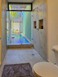 bagno con servizi igienici e piscina di New Bamboo Casa Azul Pool Paddle Tennis and Soccer a Mérida