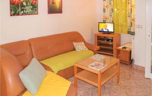 TV a/nebo společenská místnost v ubytování 2 Bedroom Gorgeous Apartment In Podgora