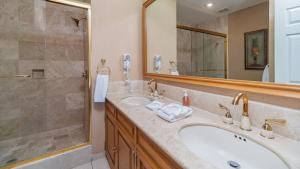 ein Badezimmer mit Waschbecken und Dusche in der Unterkunft Sonoran Sea in Campo del Medio + 21 Fotos