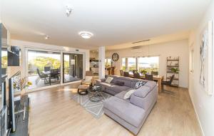 Χώρος καθιστικού στο Nice Home In Kastel Kambelovac