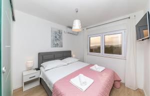 Ένα ή περισσότερα κρεβάτια σε δωμάτιο στο Nice Home In Kastel Kambelovac +30 φωτογραφίες