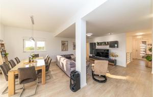 Η κουζίνα ή μικρή κουζίνα στο Nice Home In Kastel Kambelovac