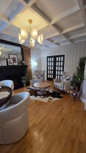 a living room with couches and a table at Gite Au P'tit Manoir B&B in Jonquiere