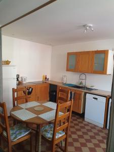 Η κουζίνα ή μικρή κουζίνα στο Proximity to Cité Internationale