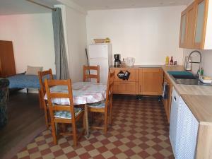 Η κουζίνα ή μικρή κουζίνα στο Proximity to Cité Internationale +4 φωτογραφίες