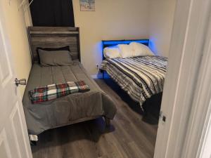 Postel nebo postele na pokoji v ubytování Super Cozy St Petersburg Bungalow