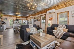 Χώρος καθιστικού στο Americana Farm Getaway