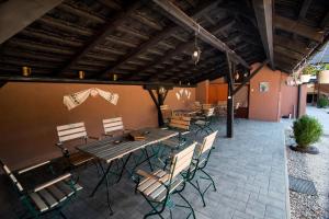 un grupo de mesas y sillas en un patio en Casa Sara, en Sighişoara