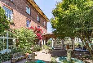 a courtyard with a fountain in front of a brick building at SF Zen Center Guestrooms in San Francisco