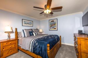 una camera da letto con un letto e un ventilatore a soffitto di Oceanside Beach Condos a Oceanside Altre 42 foto