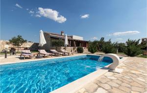 Πισίνα στο ή κοντά στο Lovely Home In Donji Zemunik