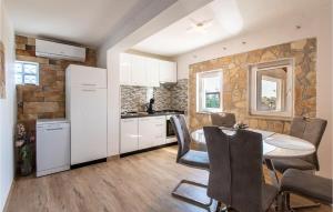 Η κουζίνα ή μικρή κουζίνα στο Lovely Home In Donji Zemunik