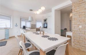 Η κουζίνα ή μικρή κουζίνα στο Amazing Home In Kakma