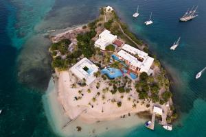 una vista aérea de una isla en el océano en Hotel on the Cay, en Christiansted