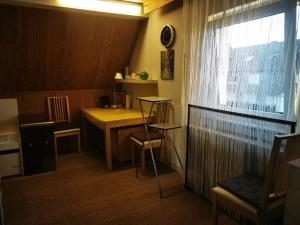 a small room with a table and a window at Ferienwohnung Zimmer in Darmstadt