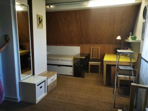 a small room with a bed and a desk at Ferienwohnung Zimmer in Darmstadt