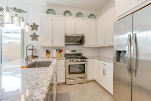 Dapur atau dapur kecil di 6 Mi to Surprise Stadium Apt with Pool Access!