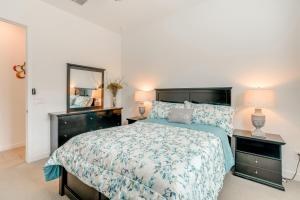 Tempat tidur dalam kamar di 6 Mi to Surprise Stadium Apt with Pool Access!