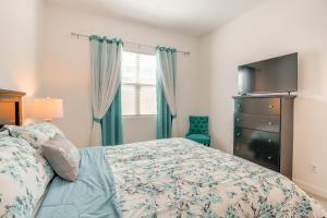 Tempat tidur dalam kamar di 6 Mi to Surprise Stadium Apt with Pool Access! +17 foto