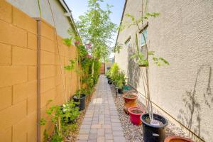Kebun di luar 6 Mi to Surprise Stadium Apt with Pool Access!