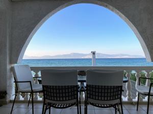 a room with a view of the ocean at Maisonette by the sea in Melission