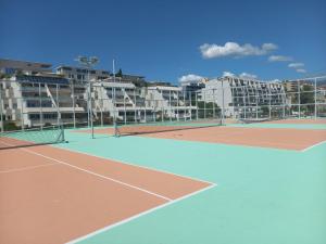 Tenis a/nebo squash v ubytování Apartment StellaMare nebo okolí
