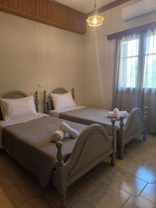 Dos camas individuales en una habitación con ventana. en Sonata apartment, en Argostoli 6 fotos más