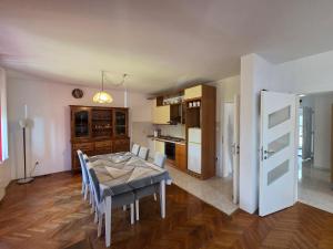 eine Küche und ein Esszimmer mit Tisch und Stühlen in der Unterkunft Apartments Antonio in Baška
