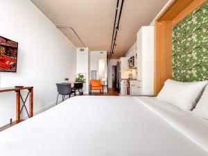 En eller flere senge i et værelse på River View Suite - The Wharf DC by Monthier