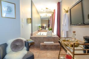 TV a/nebo společenská místnost v ubytování Hotel Dorion