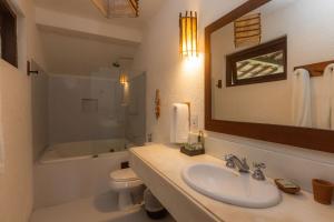 Bilik mandi di Hotel Maitei
