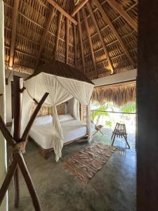 兹波利特Hotel Descalzo SPA的带床和蚊帐的卧室