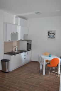 Kuchyň nebo kuchyňský kout v ubytování Apartments Porat