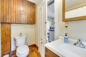 O baie la Charming Cottage with Patio, Walk to Boothbay Harbor +25 fotografii
