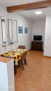 TV a/nebo společenská místnost v ubytování Apartments Nada
