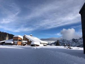 ファルカーデにあるPiccola volpeの建物前の雪歩き二人