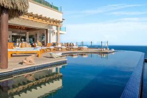 een resort met een zwembad aan de oceaan bij Villa Turquesa 10BR by Cabo Villas in Cabo San Lucas
