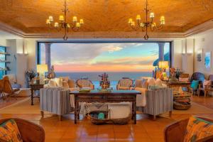 een woonkamer met een groot raam met uitzicht bij Villa Turquesa 10BR by Cabo Villas in Cabo San Lucas