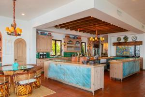 een keuken met een groot kookeiland in het midden bij Villa Turquesa 10BR by Cabo Villas in Cabo San Lucas