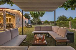 Posezení v ubytování Costa Petra - Luxury Seaside Cottage with Garden - Vacation House for families in Greece