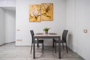 a dining room with a table and four chairs at Casa Antonietta - relax a Macerata in Macerata