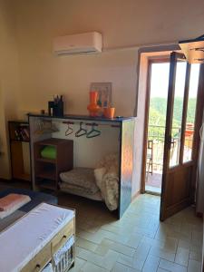 MarciasoにあるThe orange houseのベッドとテーブルと窓のある部屋