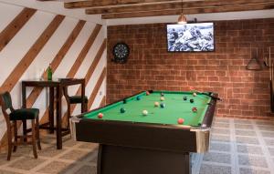 Bàn bi-da tại Gorgeous Home In Pokrovnik With Wifi