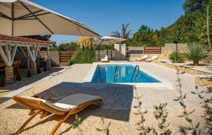 Hồ bơi trong/gần Gorgeous Home In Pokrovnik With Wifi