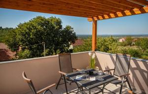 Ban công/sân hiên tại Gorgeous Home In Pokrovnik With Wifi