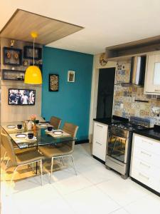 Η κουζίνα ή μικρή κουζίνα στο Linda casa - 03 quartos - perto do centro